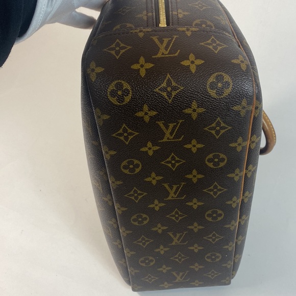Authentic Louis Vuitton GM Duebe Monogram Canvis Hand bag. - Picture 9 of 11